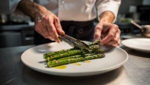 Spargel 2026: Warum Köche die ersten Stangen lieber im Ofen rösten als kochen