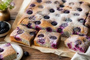 Brombeer-Mohnkuchen vom Blech, der Joghurt-Trick hält den schnellen Teig besonders saftig